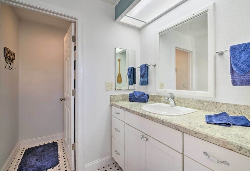 Riverfront Homosassa Retreat W/ Kayak & Boat Dock!