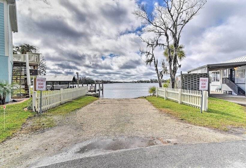 Riverfront Homosassa Retreat W/ Kayak & Boat Dock!