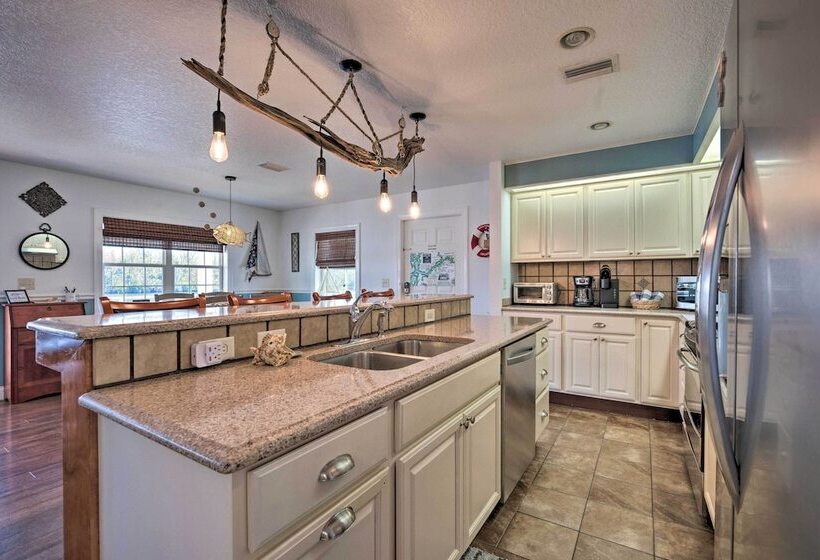 Riverfront Homosassa Retreat W/ Kayak & Boat Dock!