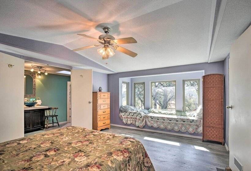 Riverfront Pipe Creek Home W/ Kayaks & Grill!