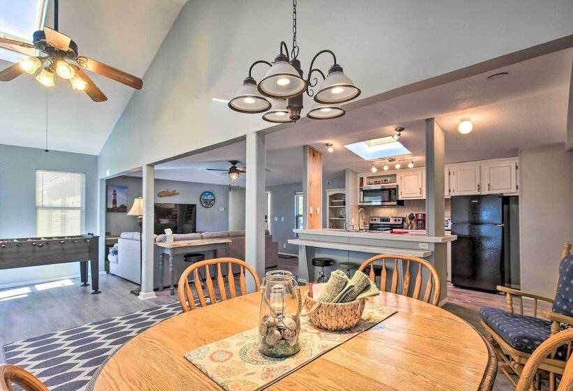 Riverfront Pipe Creek Home W/ Kayaks & Grill!