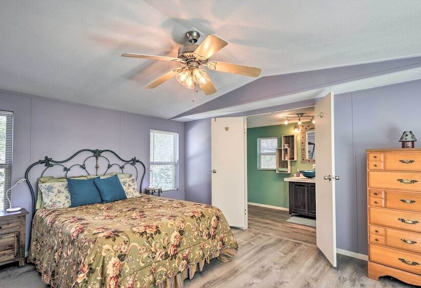 Riverfront Pipe Creek Home W/ Kayaks & Grill!