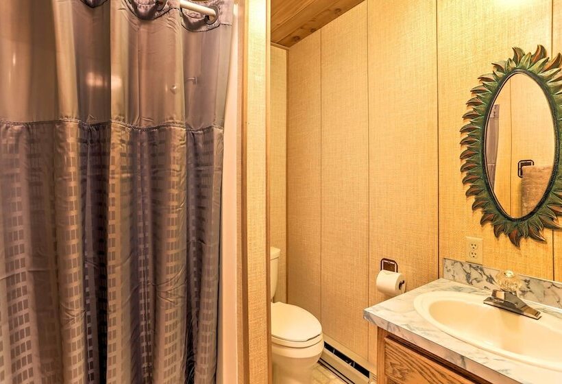 Riverside Winthrop Chalet W/ Hot Tub & 2 Decks!