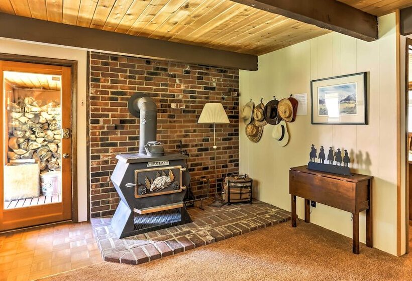 Riverside Winthrop Chalet W/ Hot Tub & 2 Decks!