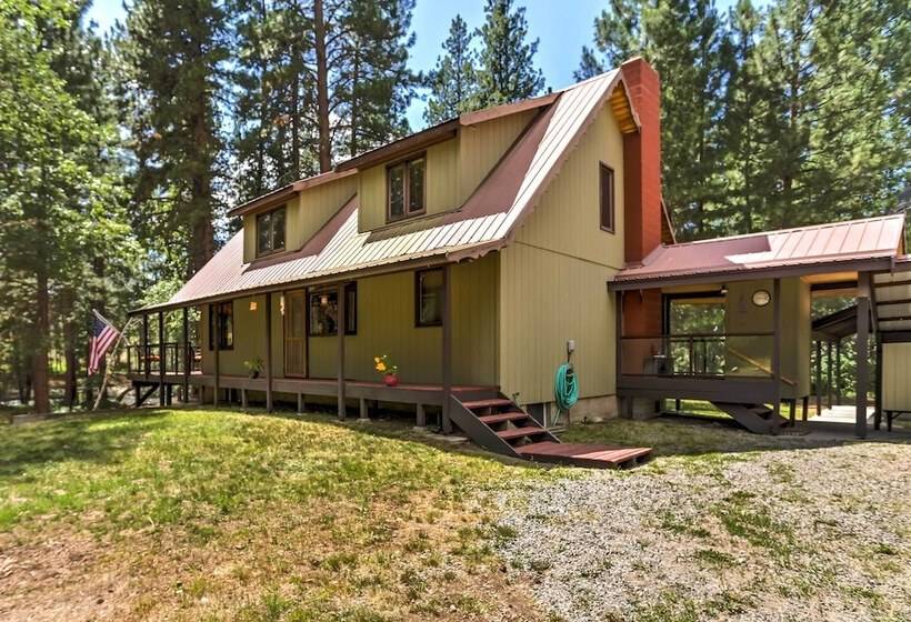 Riverside Winthrop Chalet W/ Hot Tub & 2 Decks!