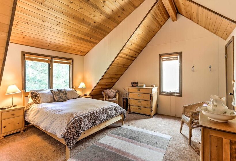 Riverside Winthrop Chalet W/ Hot Tub & 2 Decks!