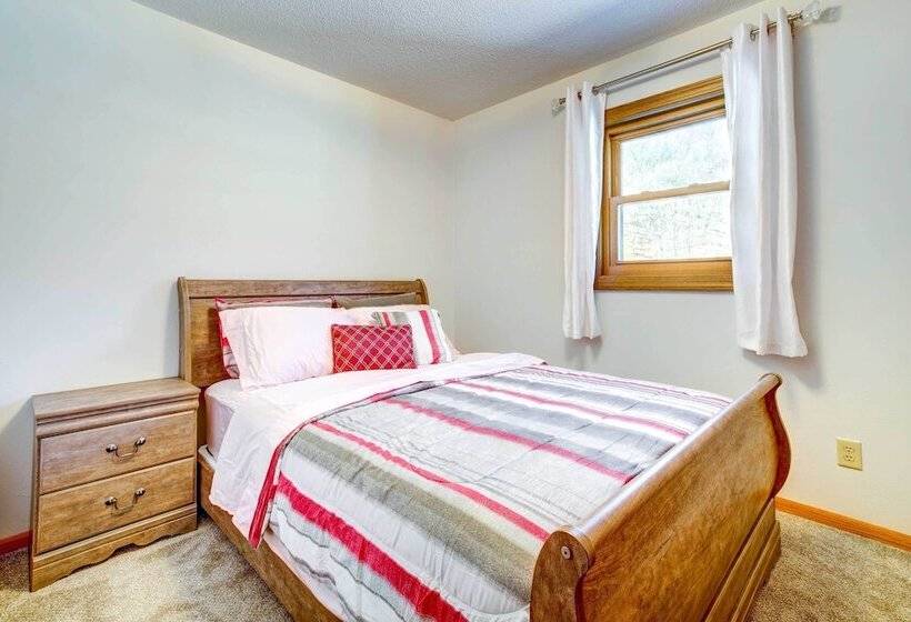 Rural Readstown House W/ Deck + Grill