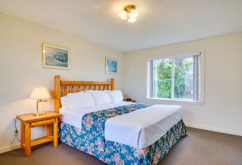 Rustic Coastal Smith River Cottage W/ Ocean Views!