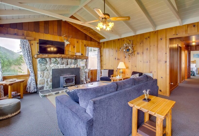 Rustic Coastal Smith River Cottage W/ Ocean Views!