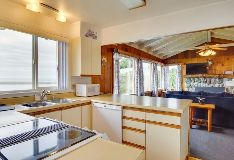 Rustic Coastal Smith River Cottage W/ Ocean Views!