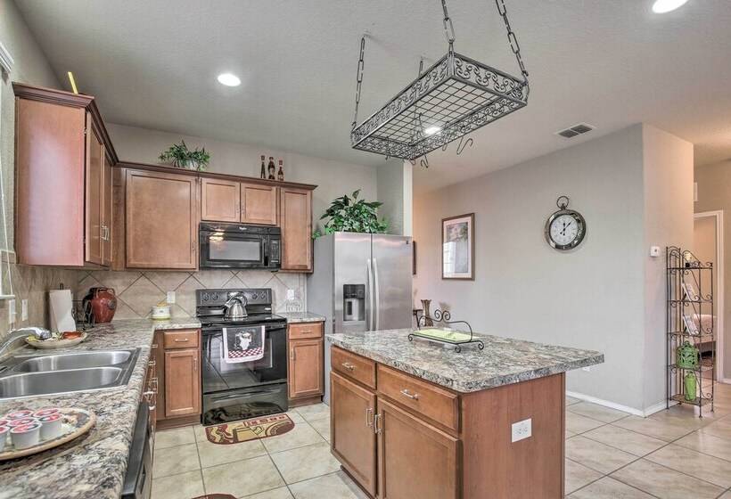 San Antonio Abode Near Golf, Shops + Dining!