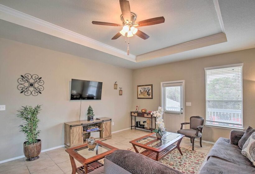 San Antonio Abode Near Golf, Shops + Dining!