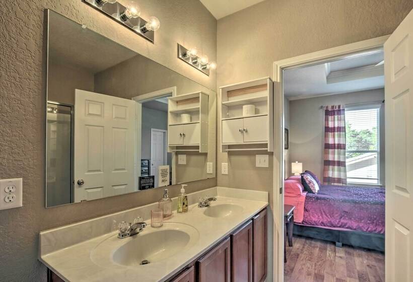 San Antonio Abode Near Golf, Shops + Dining!