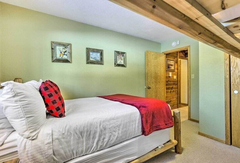 Private Deck & Hot Tub: Silverthorne Home!