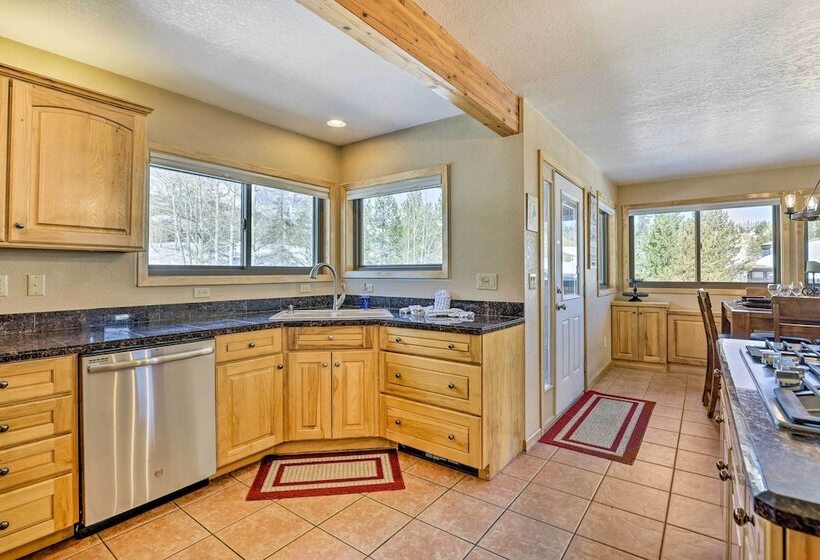 Private Deck & Hot Tub: Silverthorne Home!