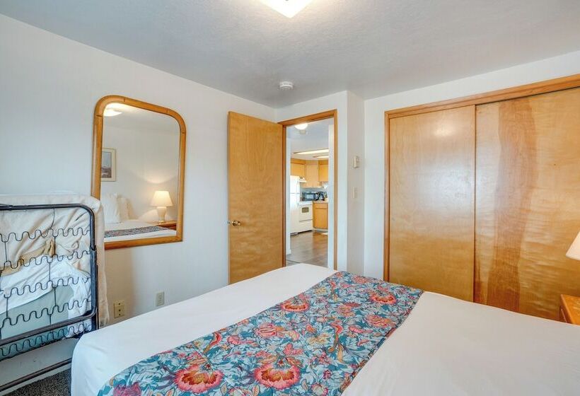 Smith River Vintage Cabin: Oceanfront Deck + Views