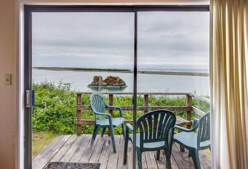 Smith River Vintage Cabin: Oceanfront Deck + Views