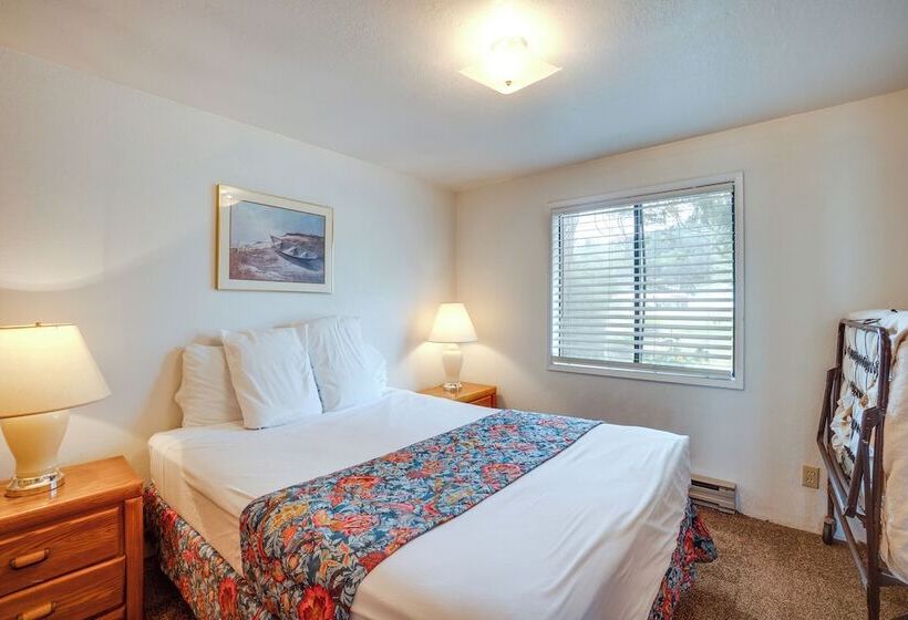 Smith River Vintage Cabin: Oceanfront Deck + Views