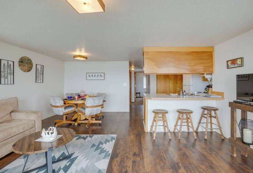 Smith River Vintage Cabin: Oceanfront Deck + Views