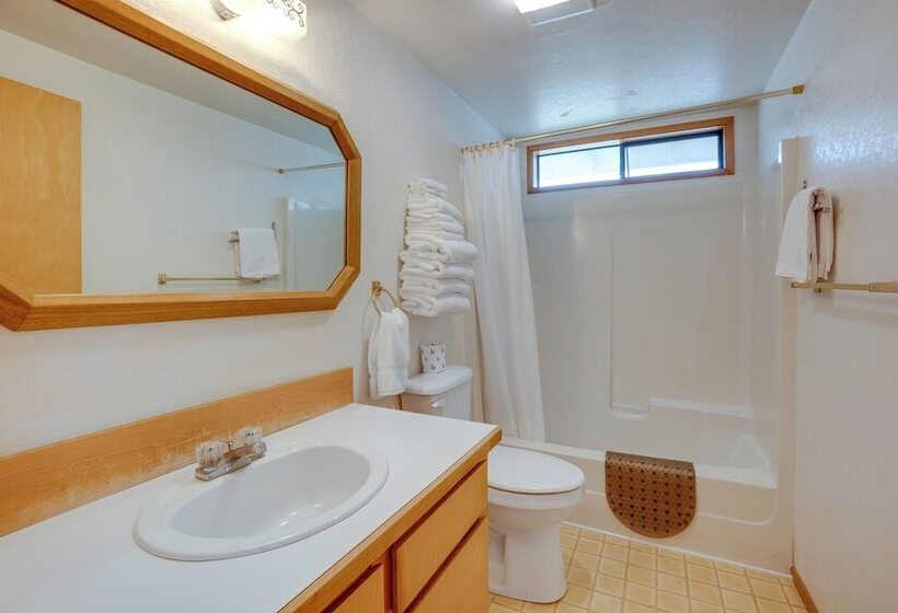 Smith River Vintage Cabin: Oceanfront Deck + Views