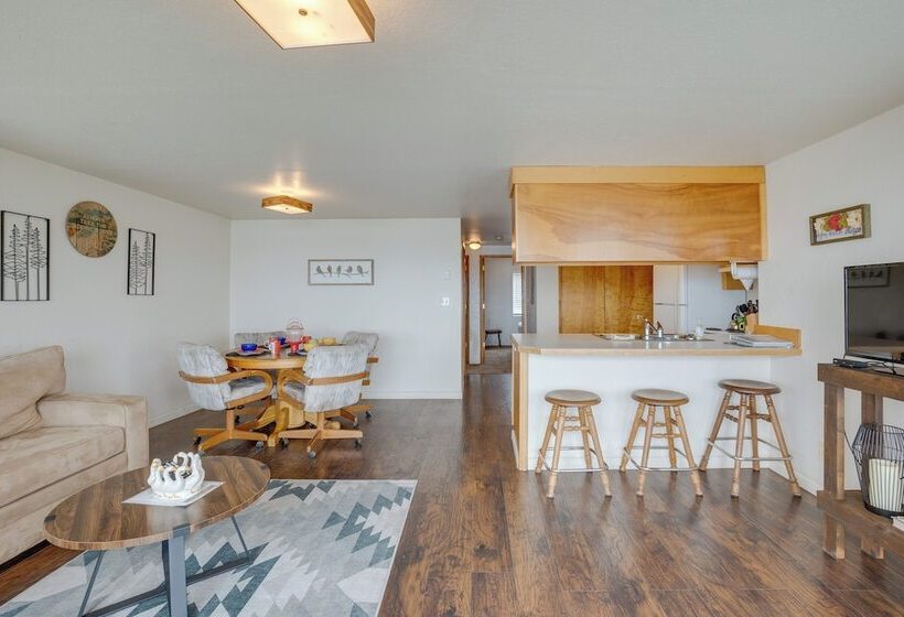 Smith River Vintage Cabin: Oceanfront Deck + Views