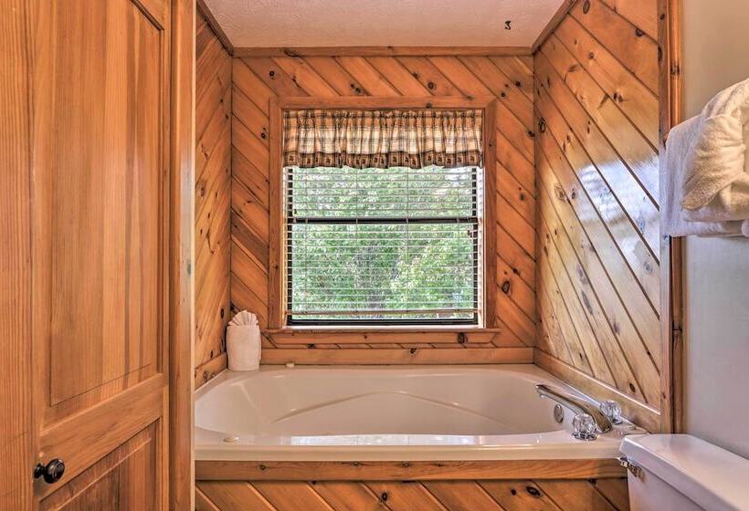 Smoky Mountain Retreat W/ Hot Tub, Arcade Games