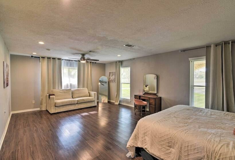 Lake Access & Pool: Spacious Freeport Home!