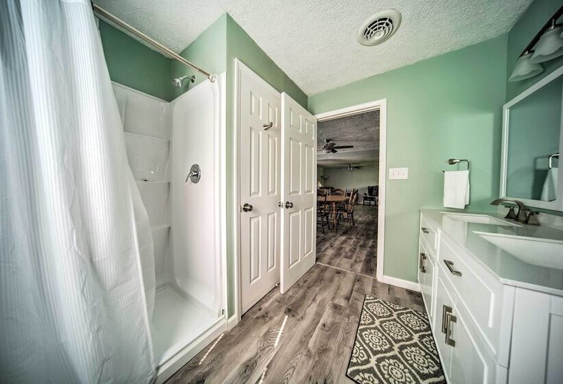 Spacious Geneva House < .5 Mi To The Strip!