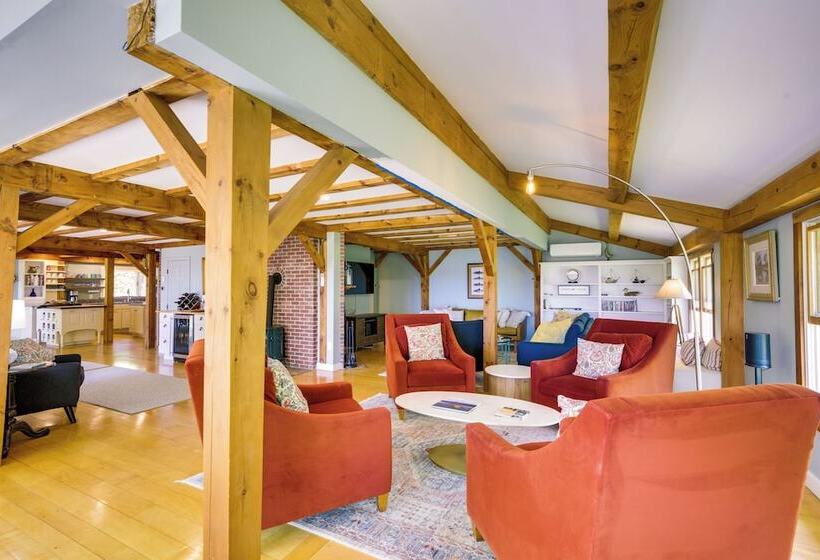 Spacious Kennebunkport Home W/ View, 2 Mi To Beach