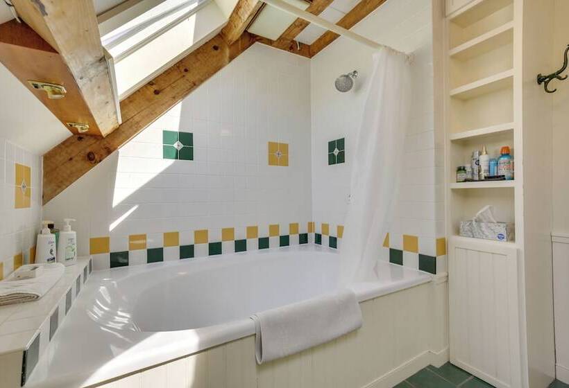 Spacious Kennebunkport Home W/ View, 2 Mi To Beach