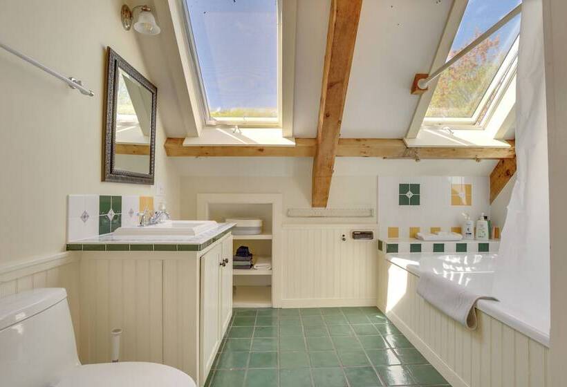 Spacious Kennebunkport Home W/ View, 2 Mi To Beach