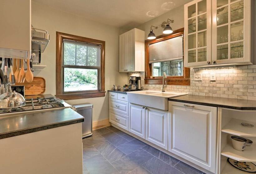 Charming Louisville Gem: Walk To Restaurants!