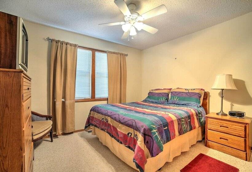 Holiday Island Home W/ Patio + Golf Course View!