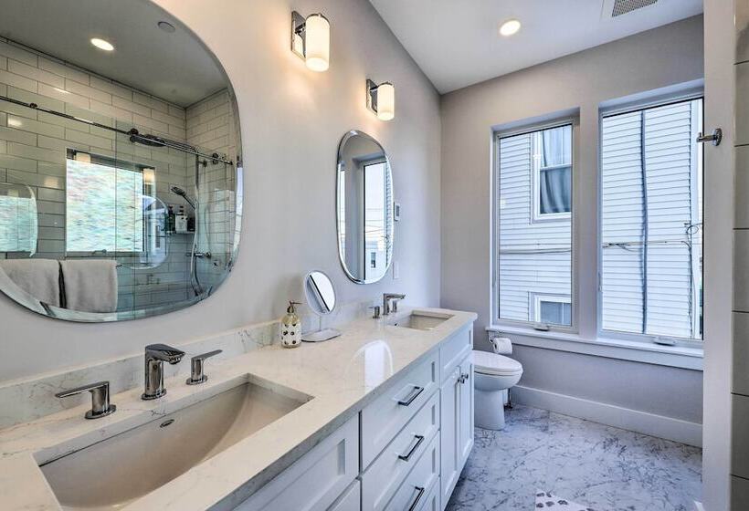 Spacious Portland Home: Walk Downtown!