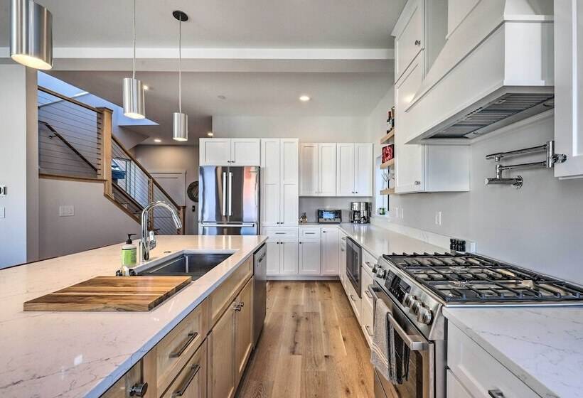 Spacious Portland Home: Walk Downtown!