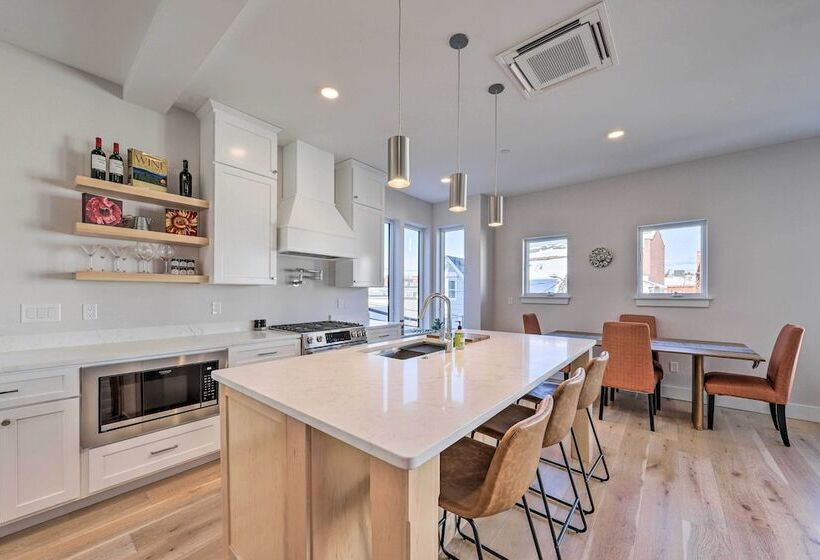 Spacious Portland Home: Walk Downtown!