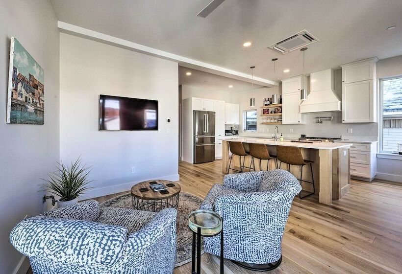 Spacious Portland Home: Walk Downtown!