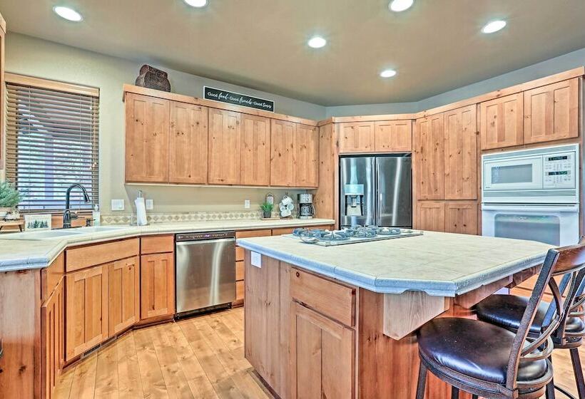Spacious Sunriver Home W/ Hot Tub & Gas Grill