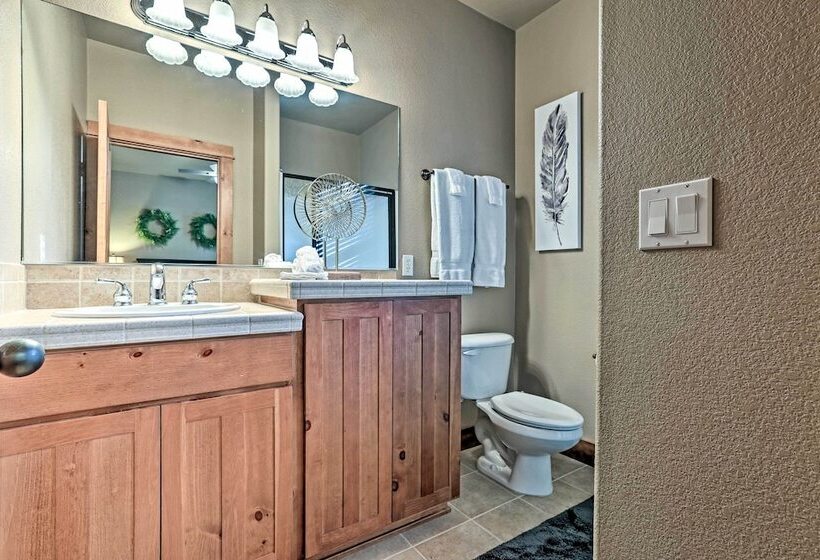 Spacious Sunriver Home W/ Hot Tub & Gas Grill