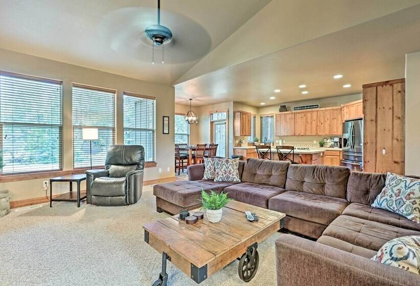 Spacious Sunriver Home W/ Hot Tub & Gas Grill