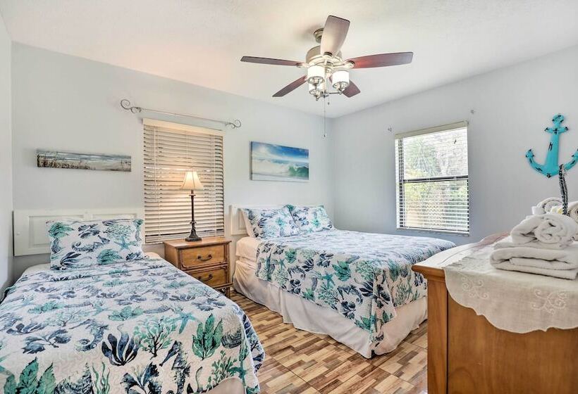 St Augustine Island Home W/ Patio, Walk To Beach!