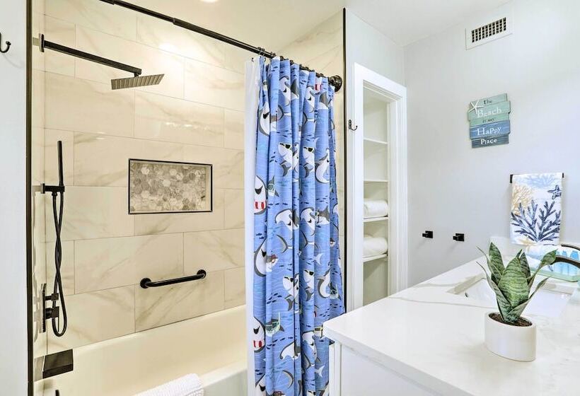 St Pete Retreat W/ Spacious Patio & Pond View