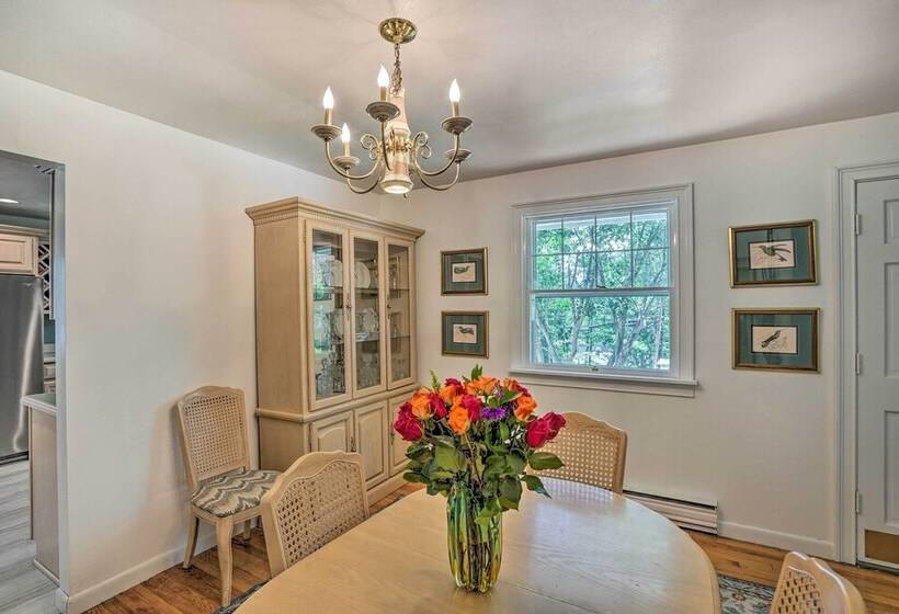 Stockbridge Home: Walk To Town Beach!