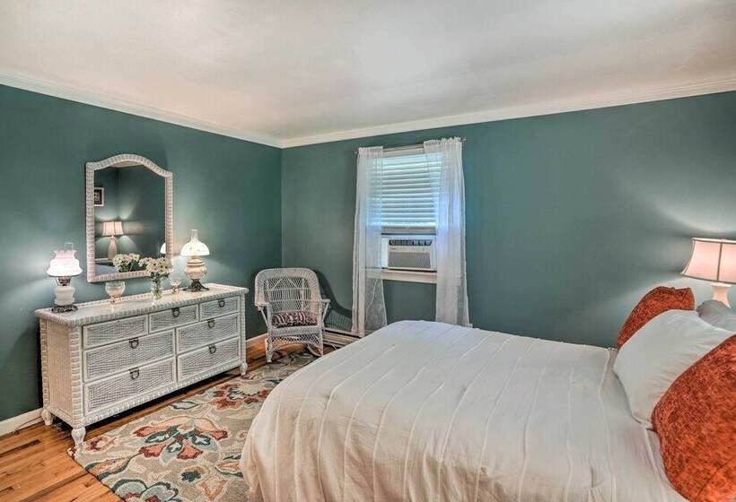 Stockbridge Home: Walk To Town Beach!