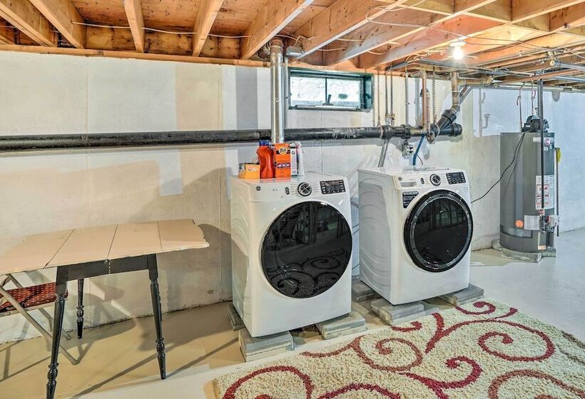 Stockbridge Home: Walk To Town Beach!