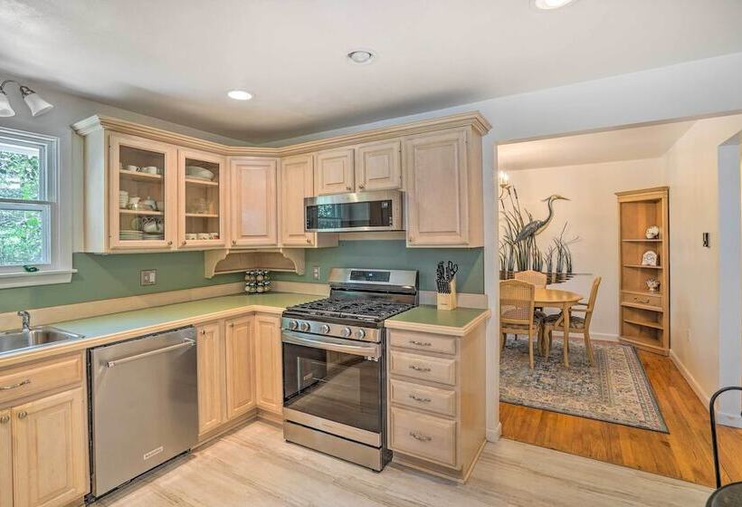 Stockbridge Home: Walk To Town Beach!