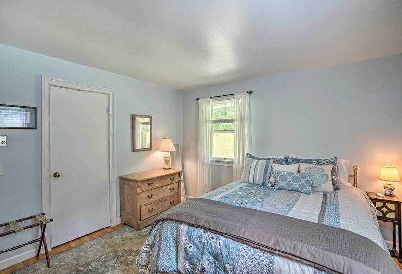 Stockbridge Home: Walk To Town Beach!