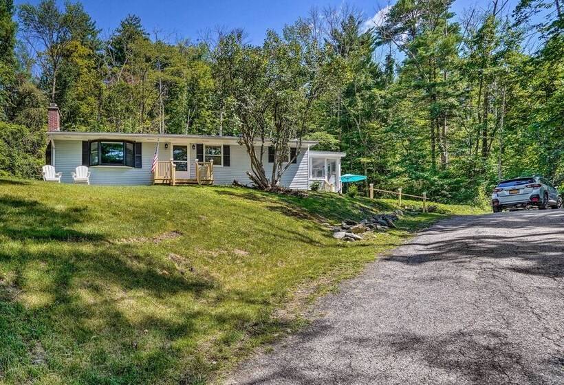 Stockbridge Home: Walk To Town Beach!