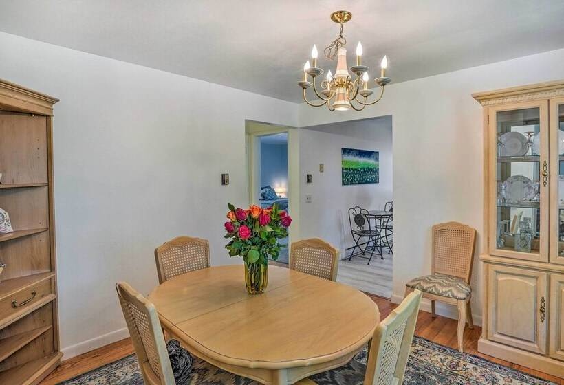 Stockbridge Home: Walk To Town Beach!