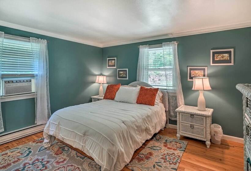 Stockbridge Home: Walk To Town Beach!